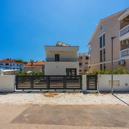 House Neptunia 펜션 메덜린